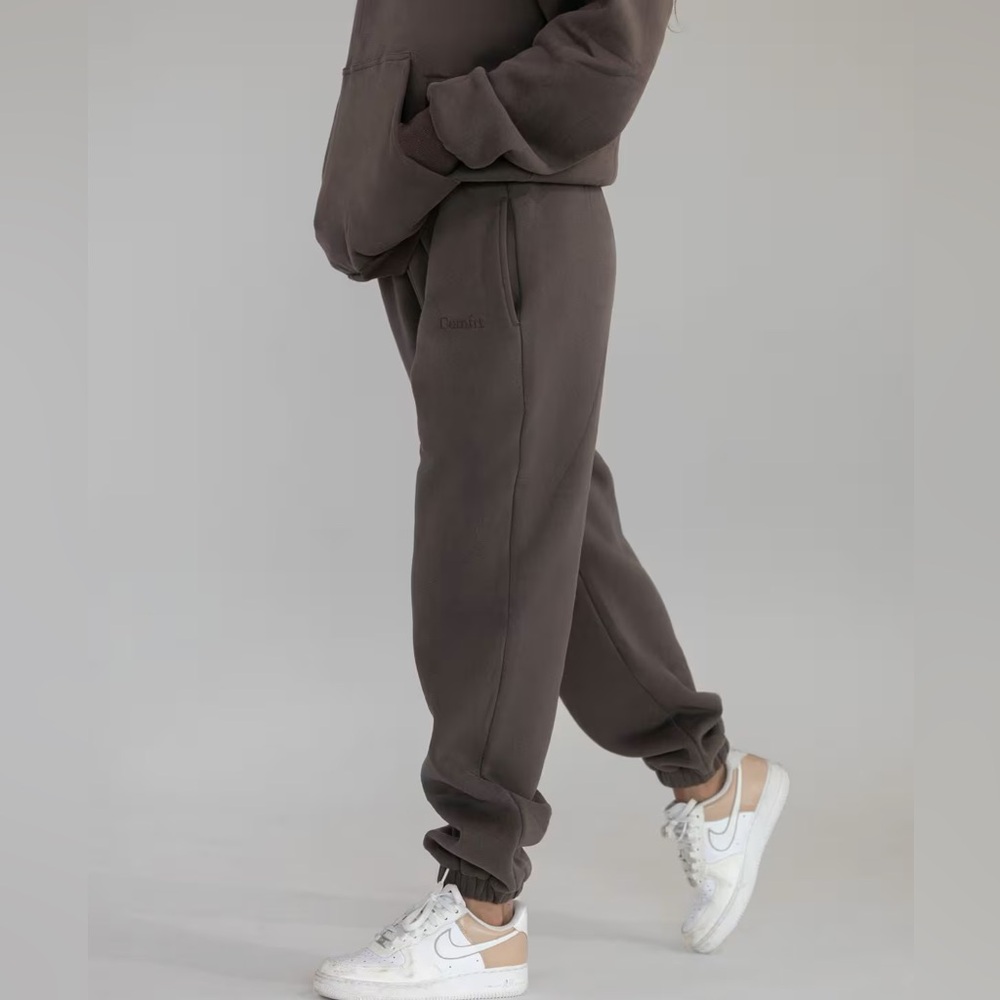 Unisex Comfrt Signature Sweatpants size medium in chocolate